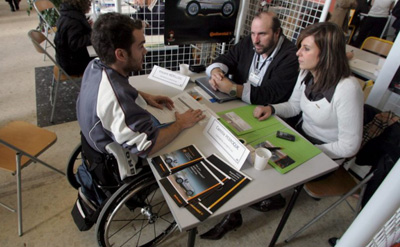 un homme en fauteuil roulant intéresse deux employeurs