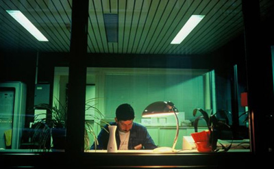 un homme au bureau la nuit - manque de lumière
