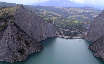 un barrage d'eau dasn les Alpes - centrale hydro-électrique