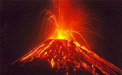 un volcan en éruption