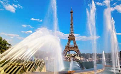 La tour Eiffel dans la luxuriante ville de Paris
