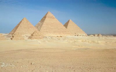 des pyramides dans le désert